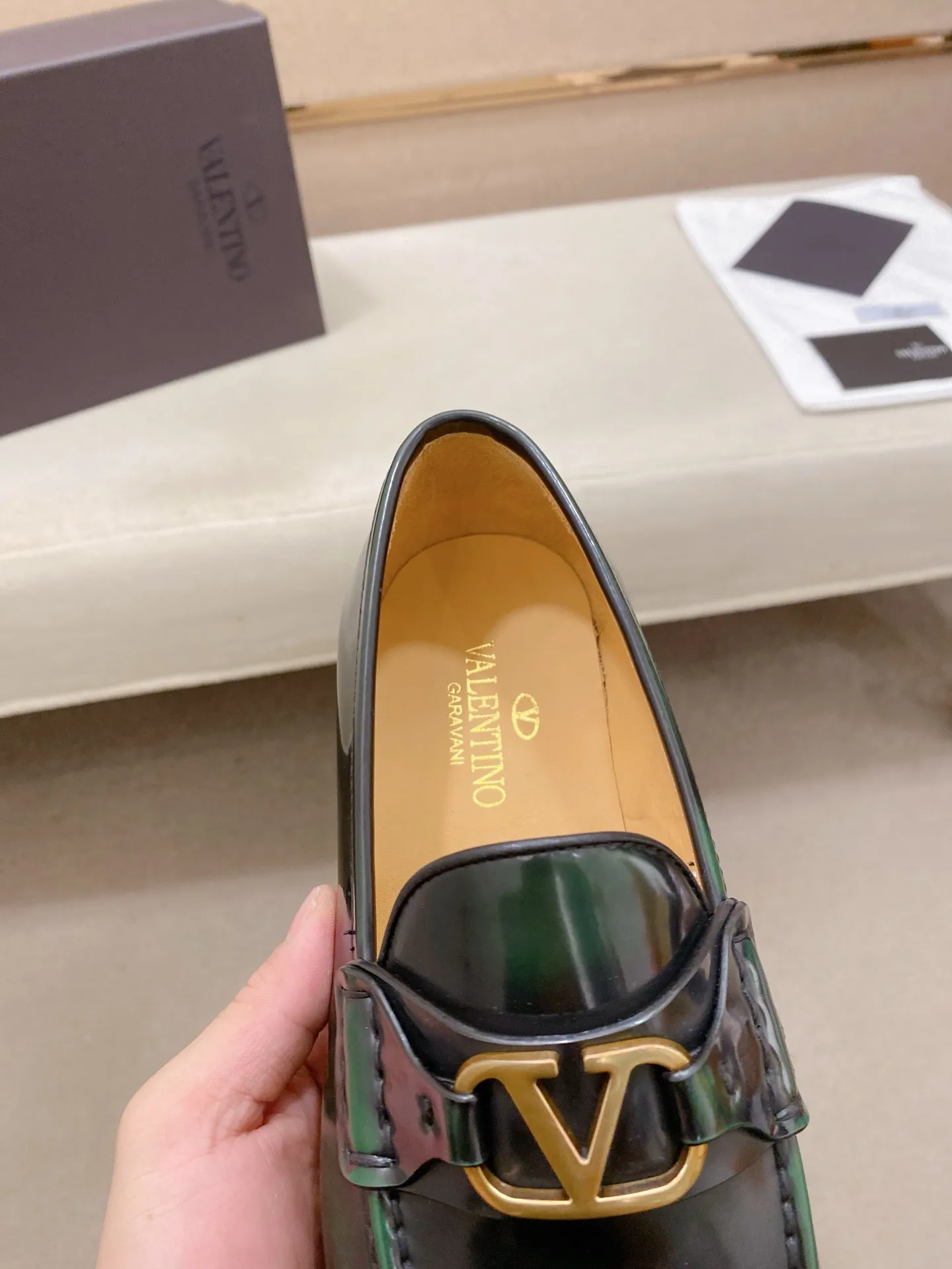 Factory price: 700💰Valentino's new men's V logo micro-label business casual loafers. These Derby loafers are made of imported cowhide leather. They are light in texture and cool in style. The uppers are decorated with brand logo buckles, highlighting the big-brand style! The lines reveal novel urban trends. The toe is round and full, and the rubber foam sole and triple protruding leather welt complement each other. It is extremely fashionable and charming, with dyed calfskin lining, genuine leather feet, and standard logo decoration. It is simple yet elegant. It has a classic European and American loose style and is extremely comfortable on the feet. Size: 39-44 (38.45. Customized)
